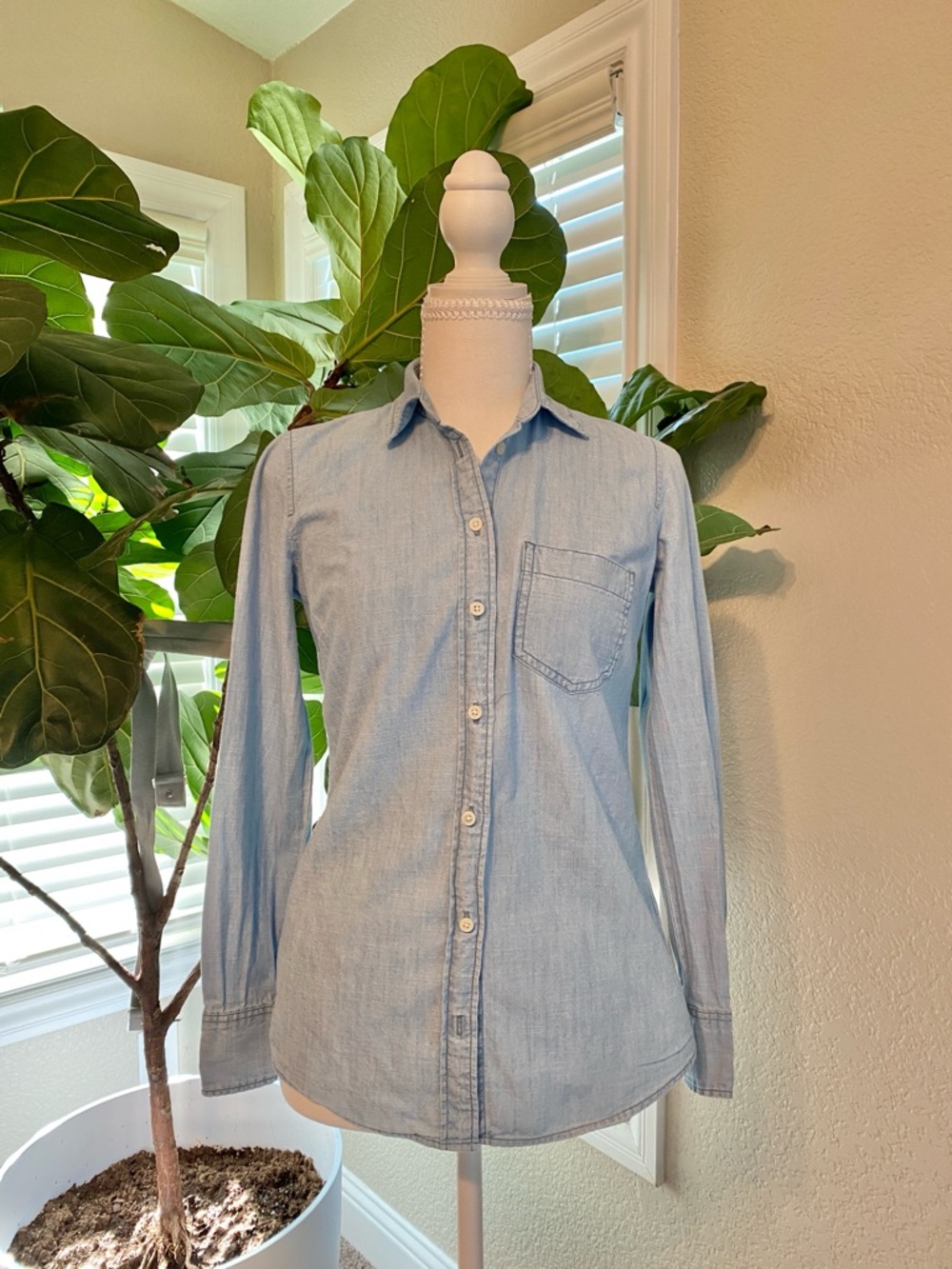 ๐ผ J.Crew Chambray Button Down Shirt XXS | Light Blue Classic Capsule Wardrobe - Picture 3 of 11